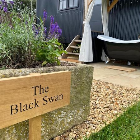 The Black Swan Shepherd Hut Ketton Екстер'єр фото