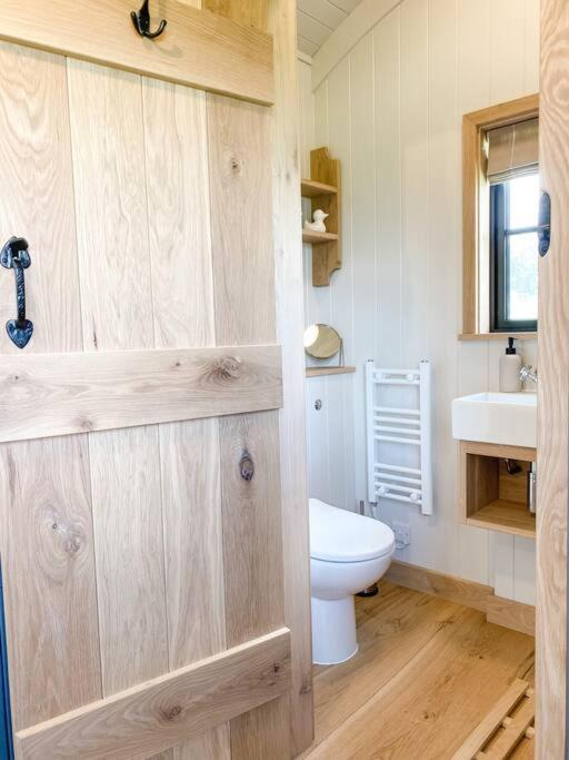 The Black Swan Shepherd Hut Ketton Екстер'єр фото