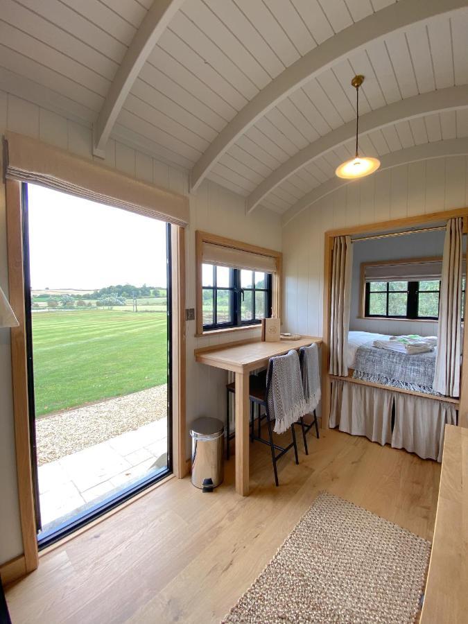 The Black Swan Shepherd Hut Ketton Екстер'єр фото