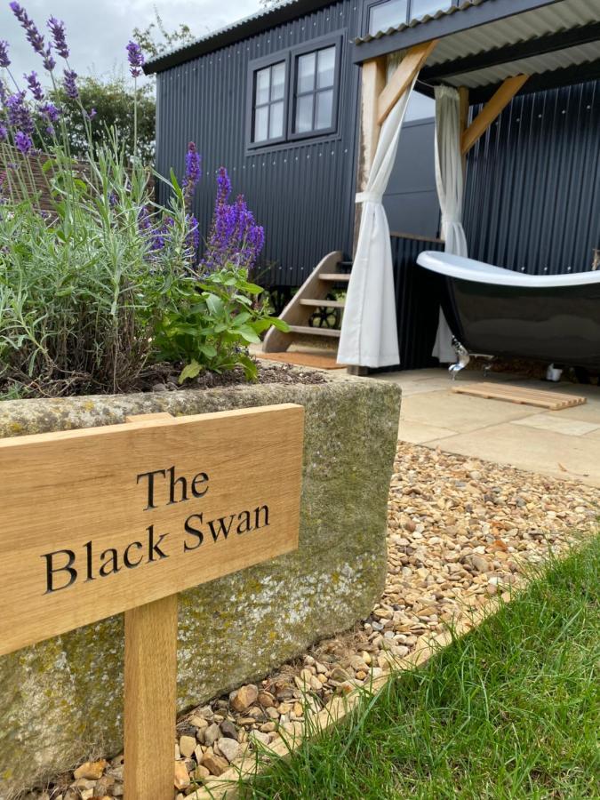 The Black Swan Shepherd Hut Ketton Екстер'єр фото