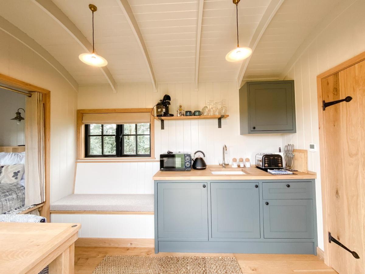 The Black Swan Shepherd Hut Ketton Екстер'єр фото