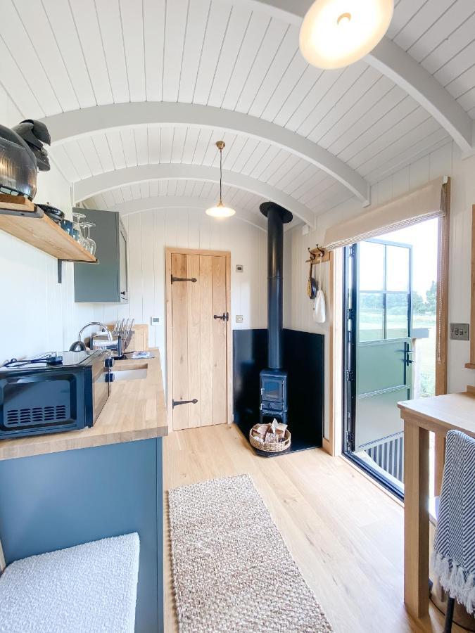 The Black Swan Shepherd Hut Ketton Екстер'єр фото